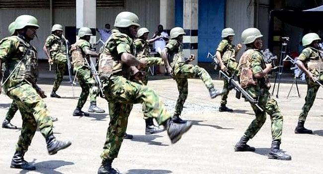 Traders, passers-by make donations, rescue detained truck pusher who hit army vehicle￼