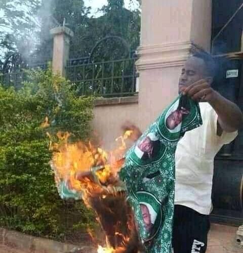 ENUGU YOUTHs BEGIN OPERATION BURN UGWUANYI’S DRESS, VOWS TO TAKE THEIR DESTINY INTO THEIR OWN HANDS