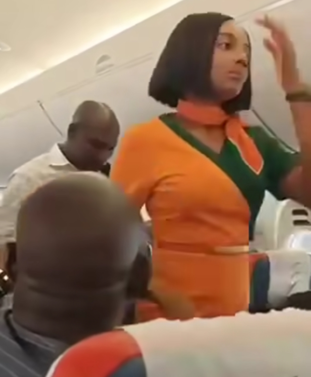 Video of suspected thief being led out of Abuja-bound plane after he allegedly stole N290k from a white man’s luggage