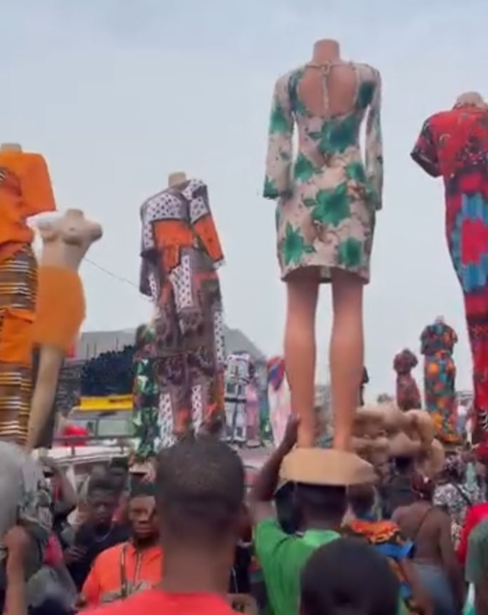 Traders spotted carrying mannequins with clothes displayed for sale on their heads in Aba (video)