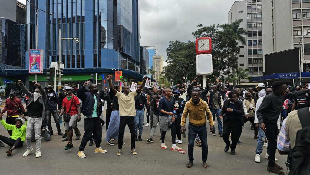 Kenyan youths take to the streets to protest rising fuel pump price (videos)