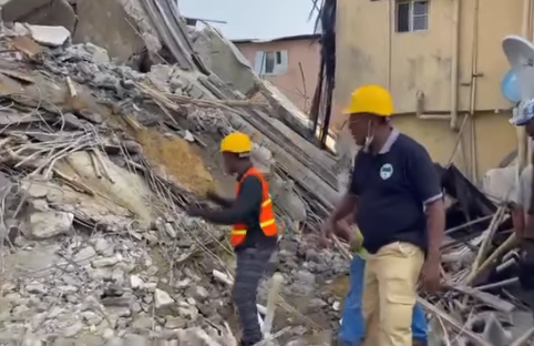 We are doing everything possible to bring you people alive – Rescue team reassures lady trapped in Rivers building collapse (video)