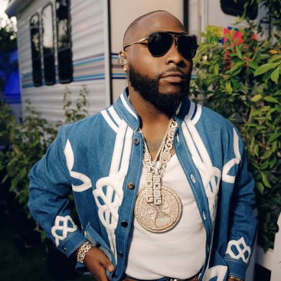 Davido gifts d!ehard fan N15m