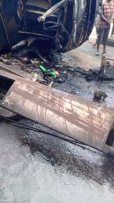 3 d£ad, 4 injured as truck crashes and traps occupants before exploding in Adazi-Ani (Gr@phic photos/video)
